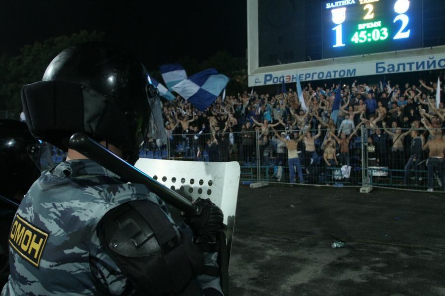 «Футбол особого режима»: фоторепортаж с западной трибуны «Балтики» на матче с «Зенитом»